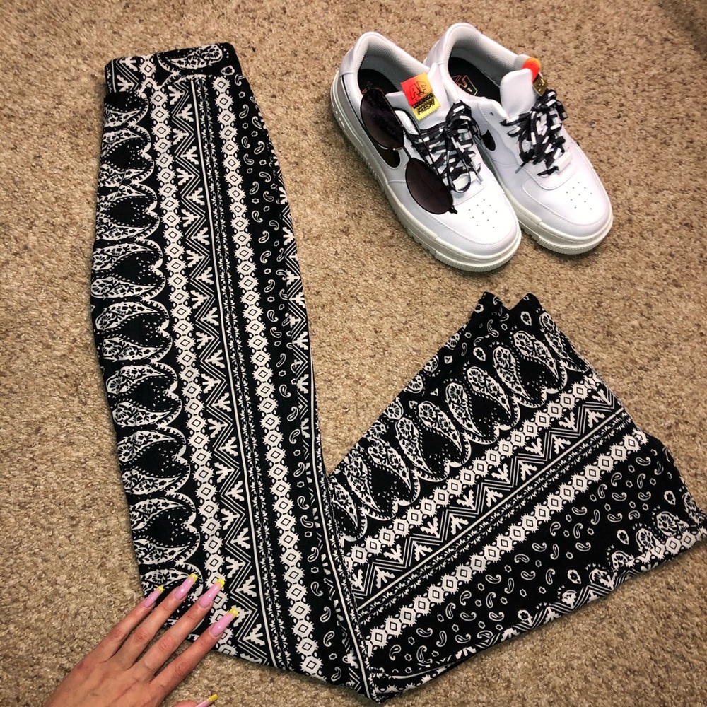 (SOLD❗️) bell-bottom leggings